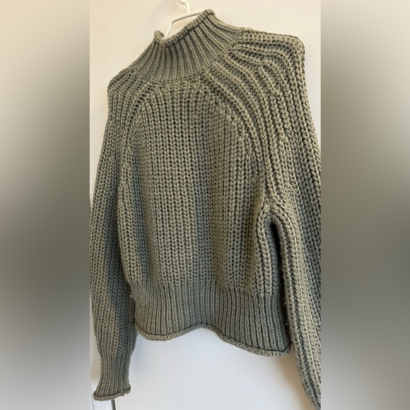 Olive knit mock neck sweater ๐๐ - Picture 2 of 5